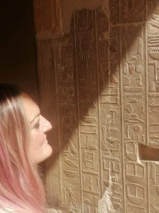 Viendo unos relieves de jeroglíficos en el templo de Hatshepsut, Luxor, Egipto.