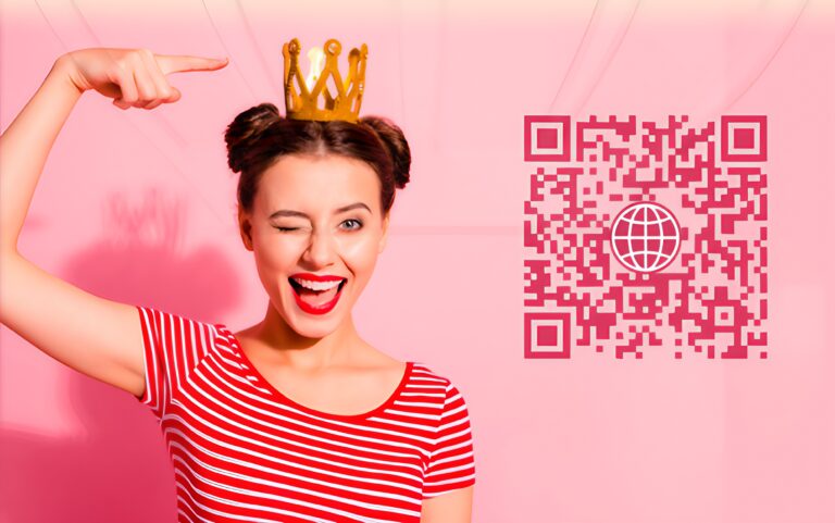 Chica sonriente, vestida con una camiseta de rayas fucsia y rosa, con el pelo recogido en dos moños laterales, ríe con la boca abierta, guiña su ojo derecho y señala con su dedo la corona dorada y pequeña que tiene en su cabeza. En el lado derecho de la chica hay un código QR fucsia, para escanear e ir a las redes sociales.