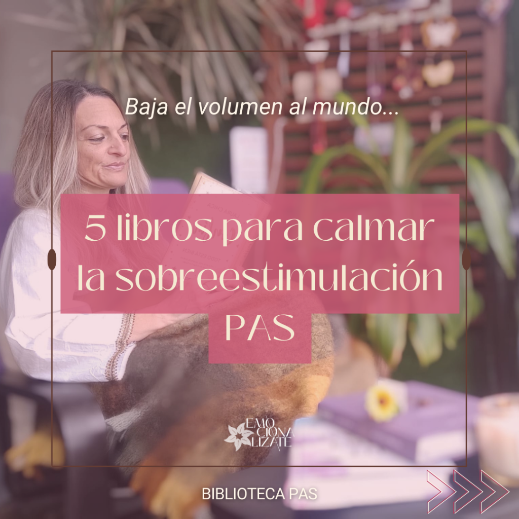 Mujer PAS sonriendo y leyendo un libro en un ambiente relajado con filtro frambuesa sutil. Portada del post sobre 5 libros para calmar la sobreestimulación PAS.