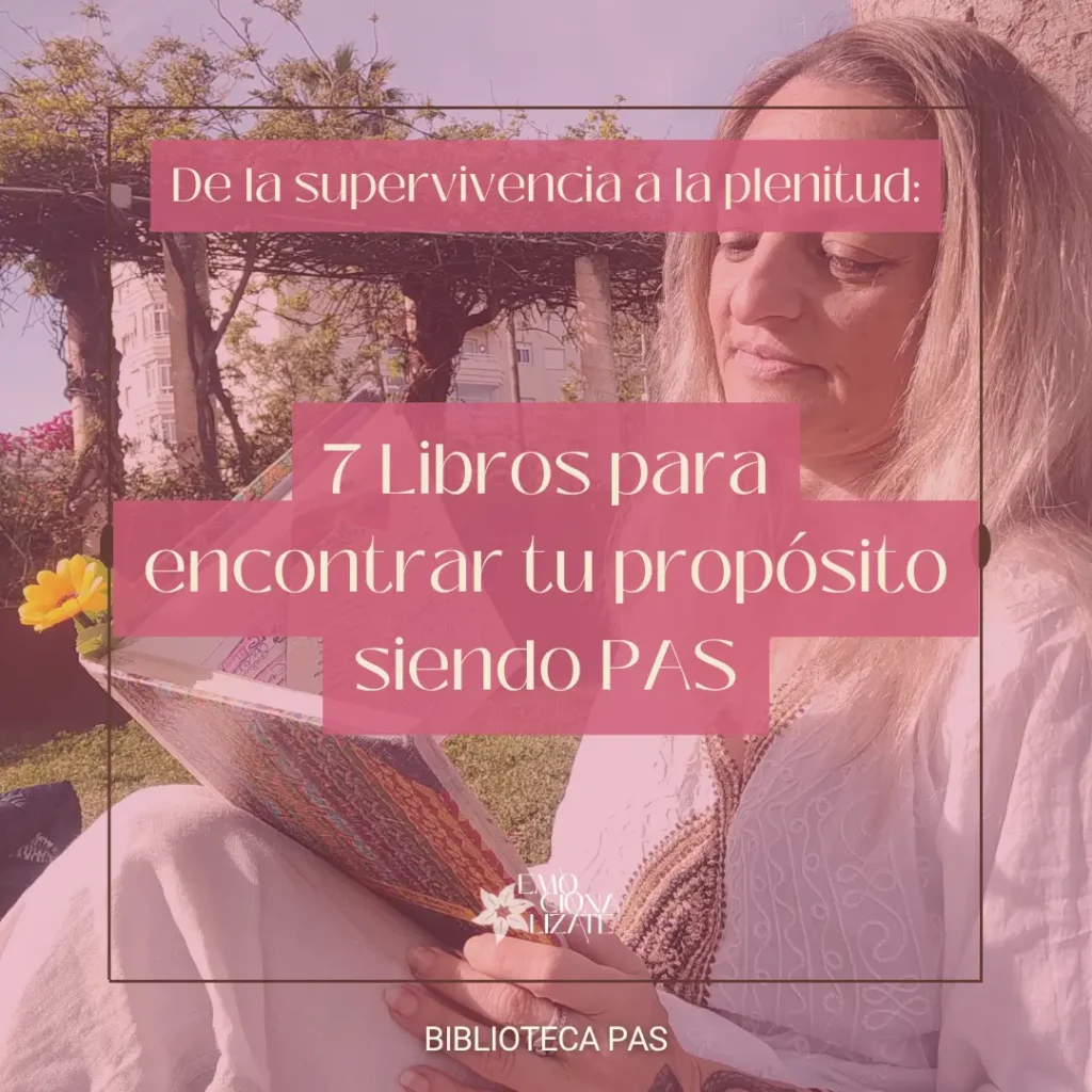 Jenny, psicóloga PAS, sentada en el césped de un parque apoyada en el tronco de un árbol, mirando un cuaderno con serenidad. La imagen incluye el título overlay: "De la supervivencia a la plenitud: 7 libros para encontrar tu propósito siendo PAS".