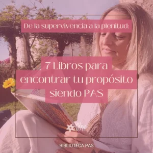 Jenny, psicóloga PAS, sentada en el césped de un parque apoyada en el tronco de un árbol, mirando un cuaderno con serenidad. La imagen incluye el título overlay: "De la supervivencia a la plenitud: 7 libros para encontrar tu propósito siendo PAS".
