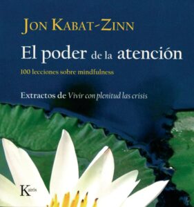 Portada el libro: "El poder de la atención", de Jon Kabat-Zinn, donde aparece una flor de loto blanca sobre una hoja verde, encima de un fondo azul.