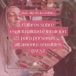 Psicóloga Jenny PAS en su terraza rodeada de plantas y amuletos, con los ojos cerrados en actitud intuitiva para el post sobre espiritualidad e intuición PAS